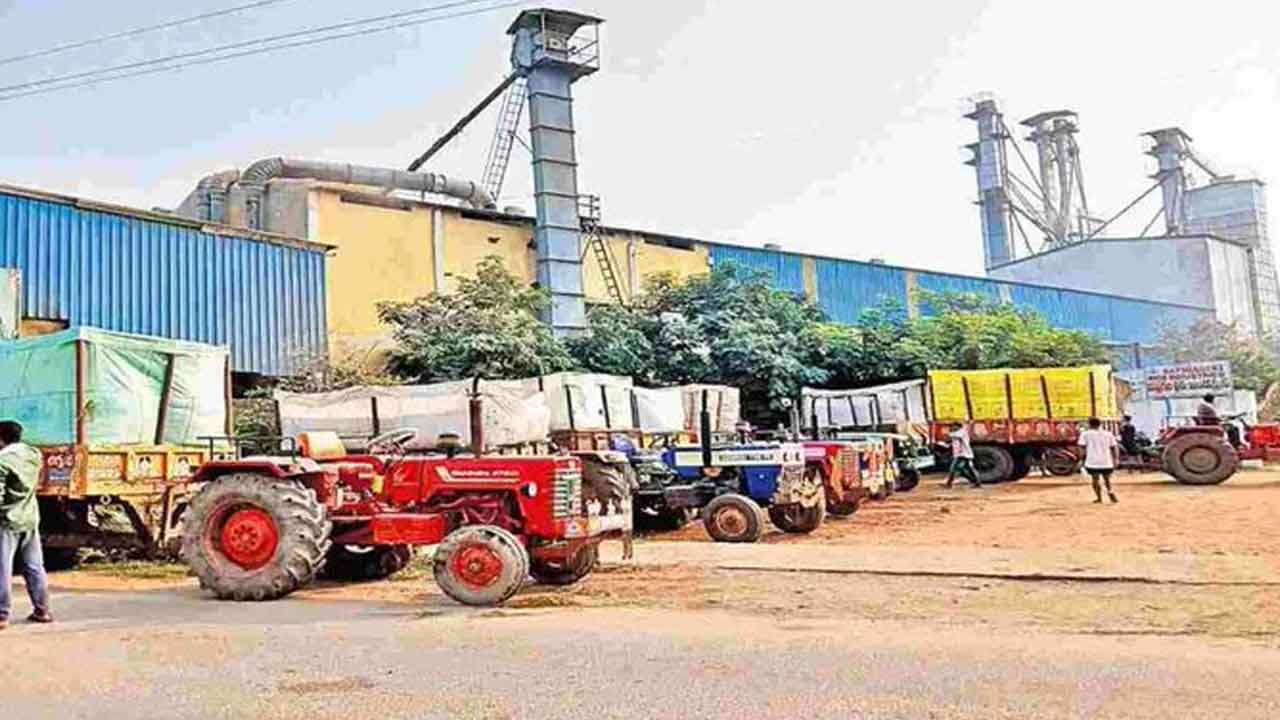 Grain purchase | కొసరుకు చూస్తే అసలుకే నష్టం.. ప్రైవేట్ మిల్లర్లకు సన్న ధాన్యం అమ్మేస్తున్న రైతులు