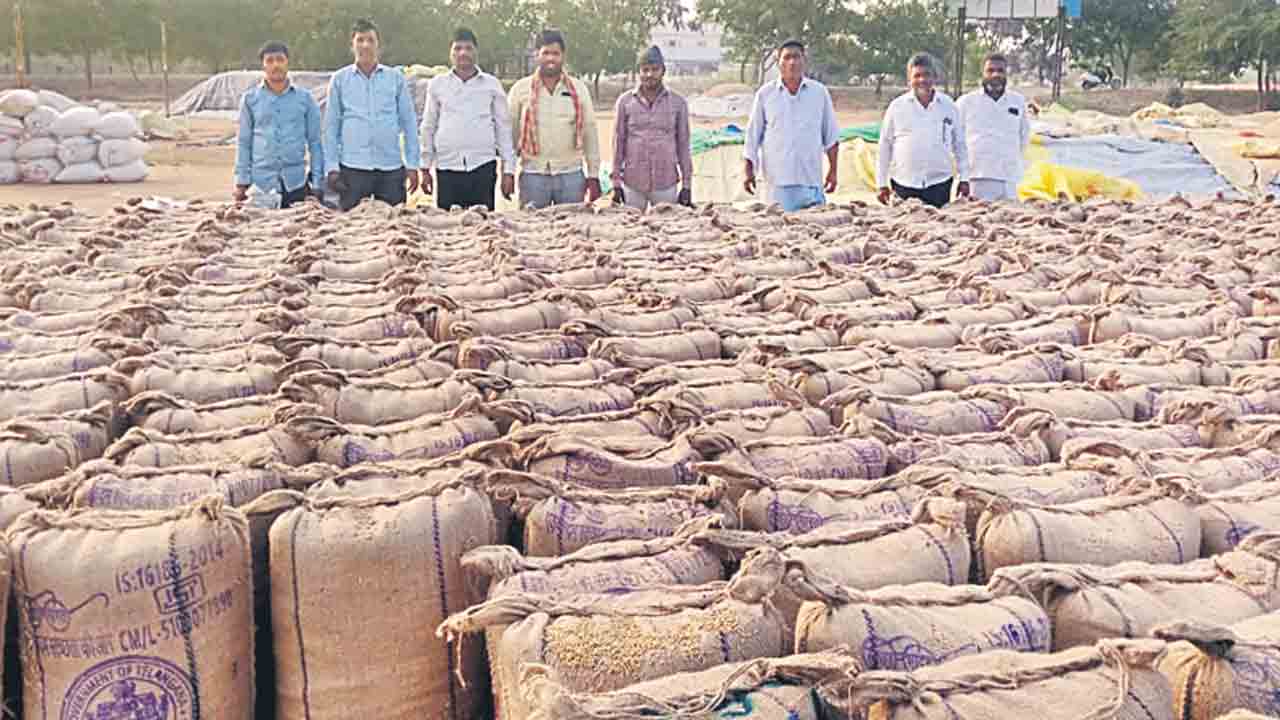 లారీల కొరతతో ఎక్కడి ధాన్యం అక్కడే