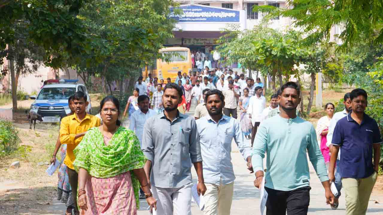 Group-3 | గ్రూప్-3 ప‌రీక్ష‌ల‌కు 50 శాతం మందే హాజ‌రు