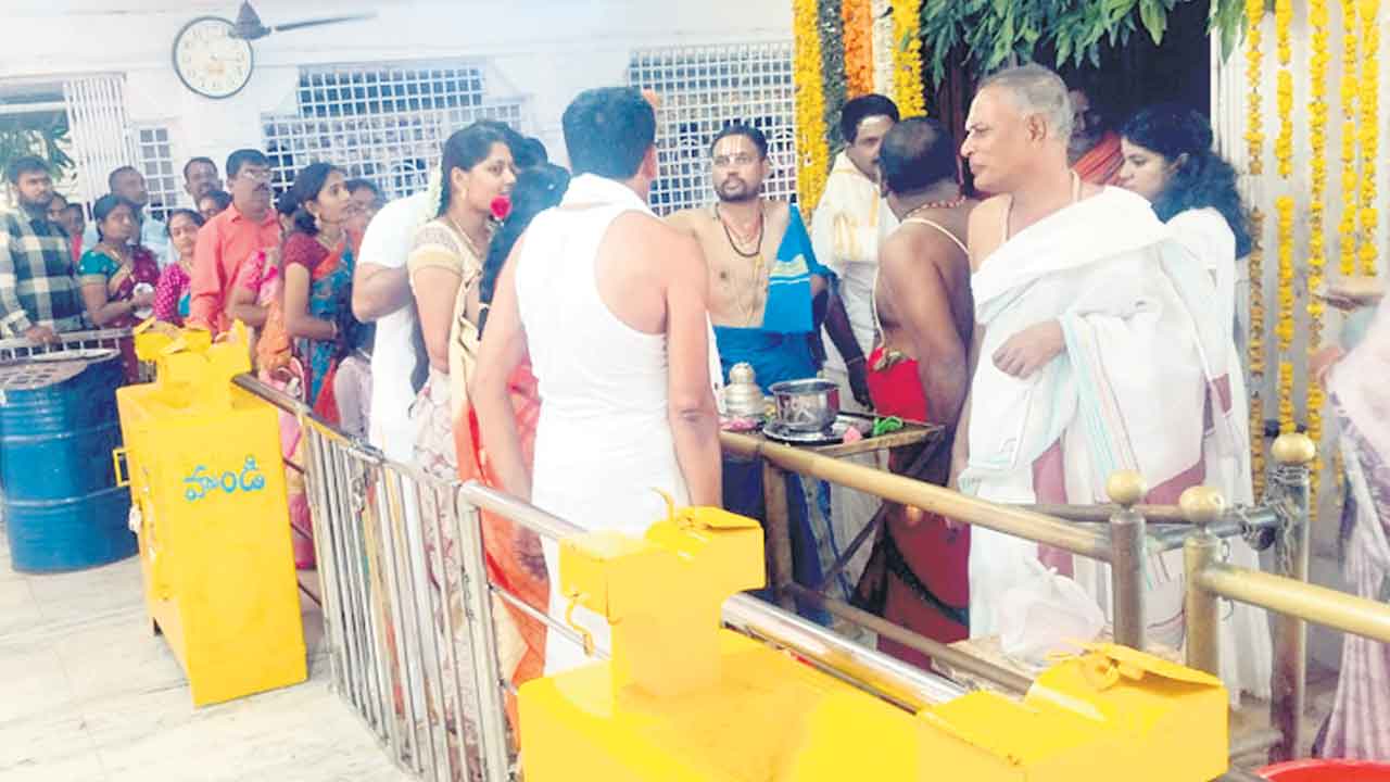 గూడెం గుట్టకు కార్తీక శోభ