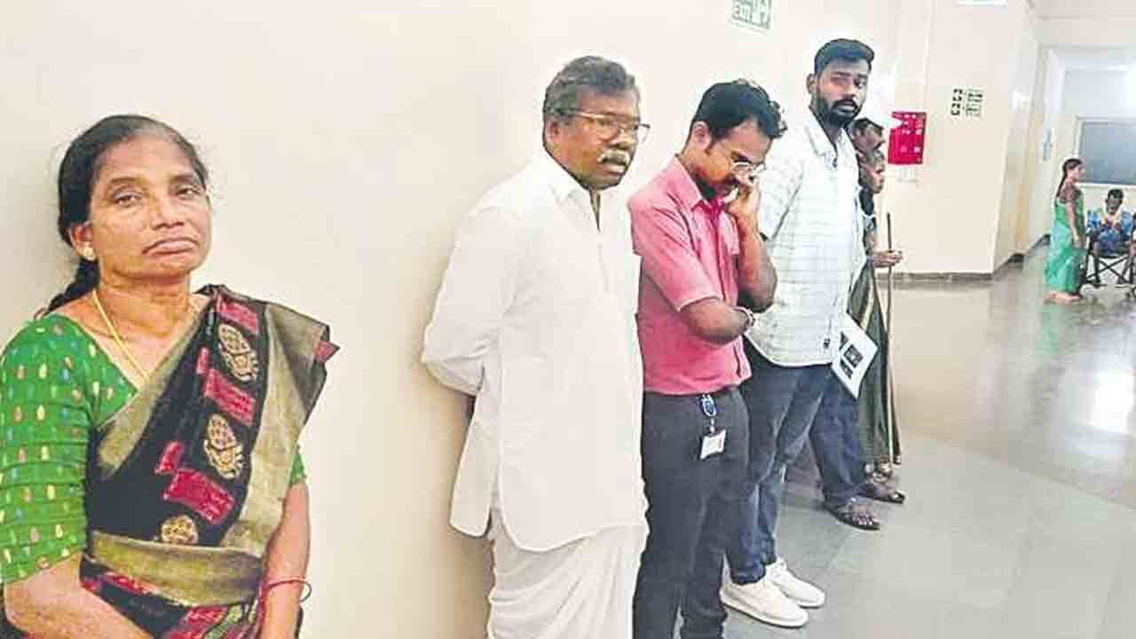 Gummadi Narsaiah | కంటి ప‌రీక్ష‌ల కోసం.. క్యూ లైన్‌లో మాజీ ఎమ్మెల్యే గుమ్మడి నర్సయ్య..!