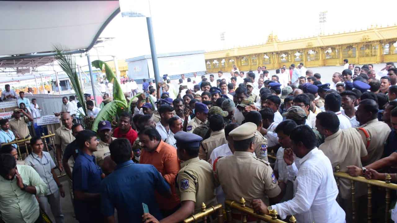 Yadagirigutta | సీఎం రేవంత్ రెడ్డి యాదగిరిగుట్ట టూర్.. కాంగ్రెస్ నాయకులు, పోలీసుల మధ్య వాగ్వావాదం