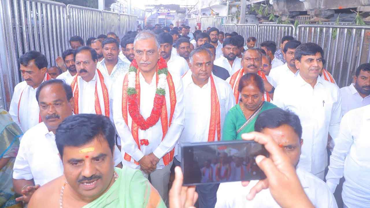 Harish Rao | వేములవాడ రాజరాజేశ్వర స్వామిని దర్శించుకున్న హరీశ్ రావు