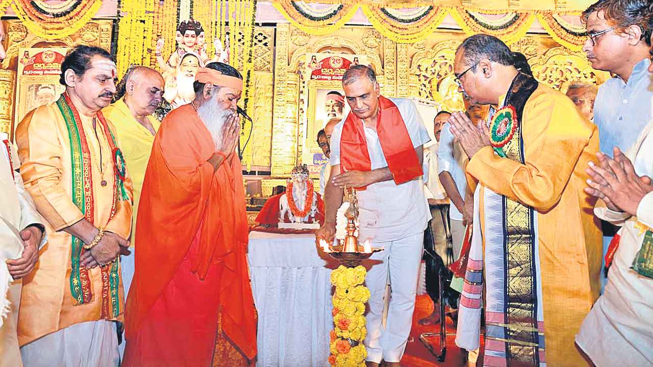 సచ్చిదానంద బోధనలు ఆదర్శం