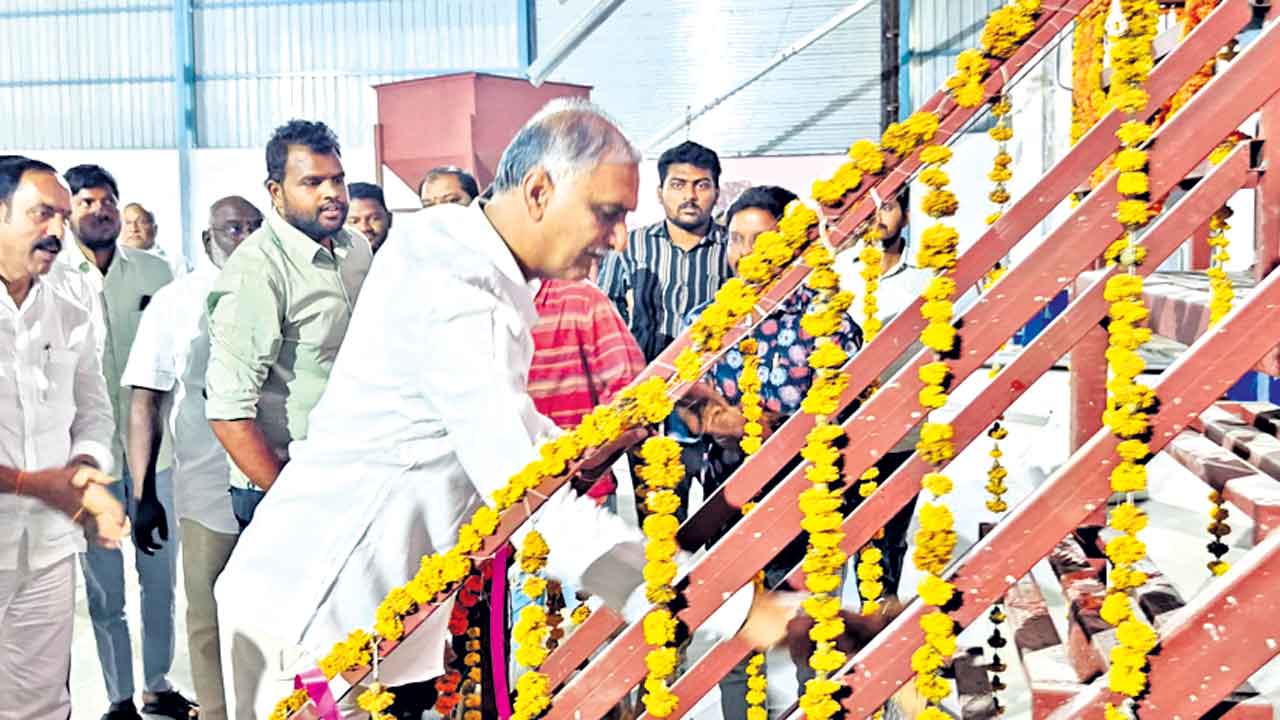 చిన్నకోడూరులో పర్యటించిన హరీశ్‌రావు