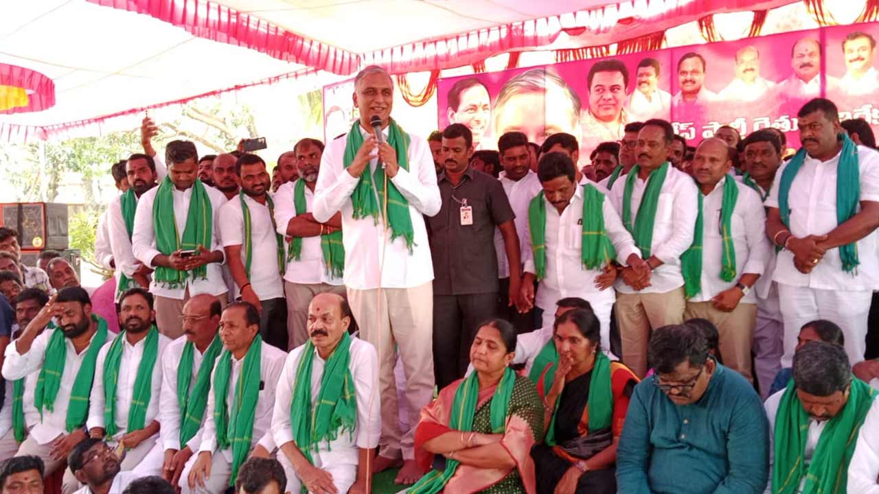 Harish Rao | అక్రమ కేసులు పెడితే వడ్డీతో సహా చెల్లిస్తాం.. హరీశ్రావు వార్నింగ్