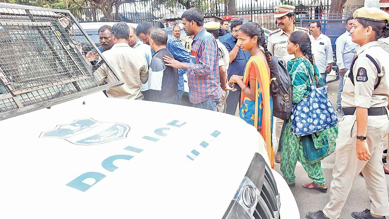 Home Guards | హోంగార్డ్‌ కుటుంబాల మెరుపు ధర్నా.. ఎక్కడికక్కడ అడ్డుకున్న పోలీసులు