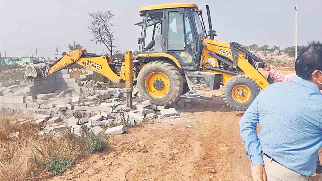 అక్రమ కట్ట్టడాల కూల్చివేత