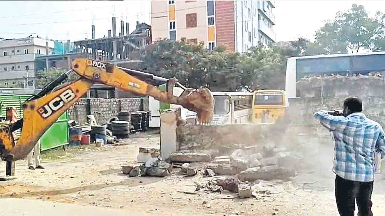 పార్కు స్థలం ఆక్రమణ.. కూల్చివేసిన అధికారులు