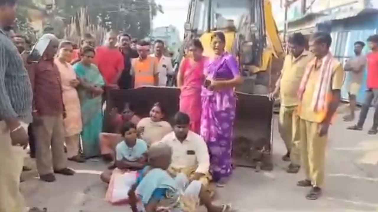 Huzurnagar | సార్.. షాప్‌ను కూల్చేసి మా బతుకు తెరువుపై దెబ్బకొట్టొద్దు : వీడియో