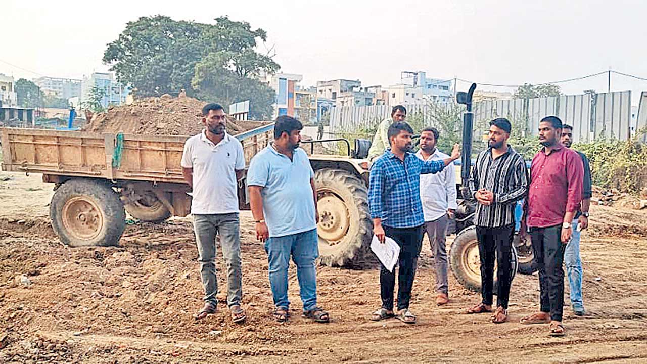 Jupally Krishna Rao | పట్టా భూముల్లోంచి మంత్రి జూపల్లి రోడ్డు.. అధికార్లు, పోలీసులే దగ్గరుండి వేయిస్తున్నరు: భూ యజమానులు