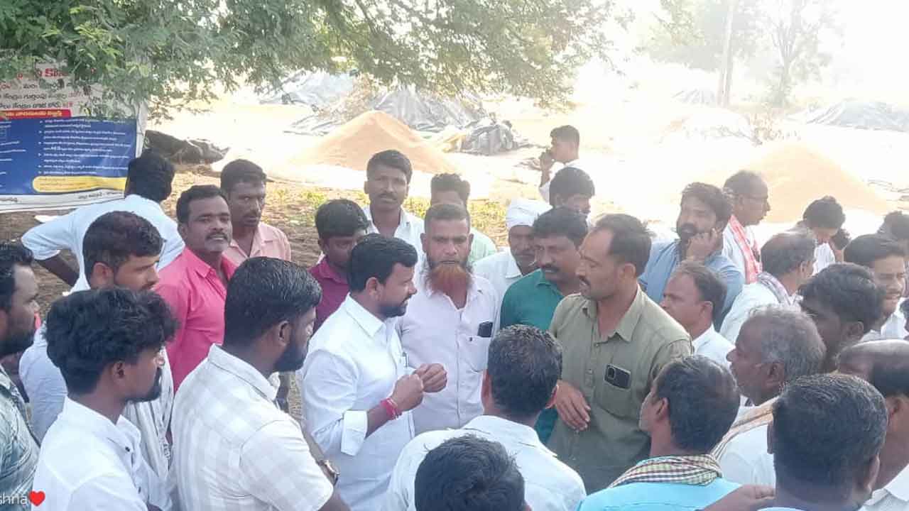 Kamareddy | సన్న వడ్ల కొనుగోలులో సొసైటీల నిర్లక్ష్యం..అదనపు కలెక్టర్‌ను అడ్డుకున్న రైతులు