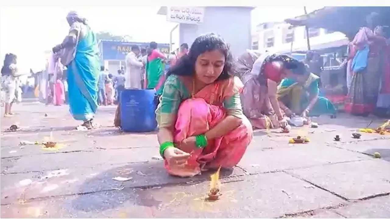 Karthika Masam | కార్తికమాసం చివరి సోమవారం.. వేములవాడకు పోటెత్తిన భక్తులు