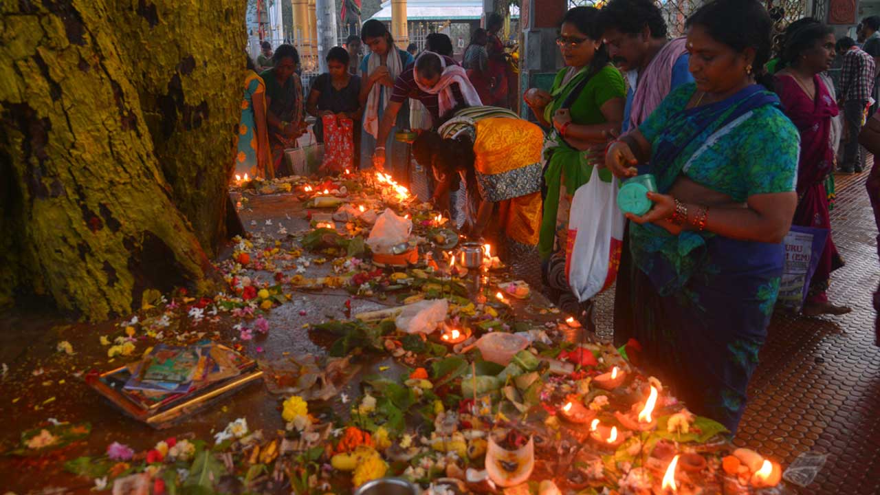 Karthika Masam | కార్తికమాసం.. గోదావరిలో పుణ్యస్నానాలు.. ఎములాడ రాజన్నకు ప్రత్యేక పూజలు