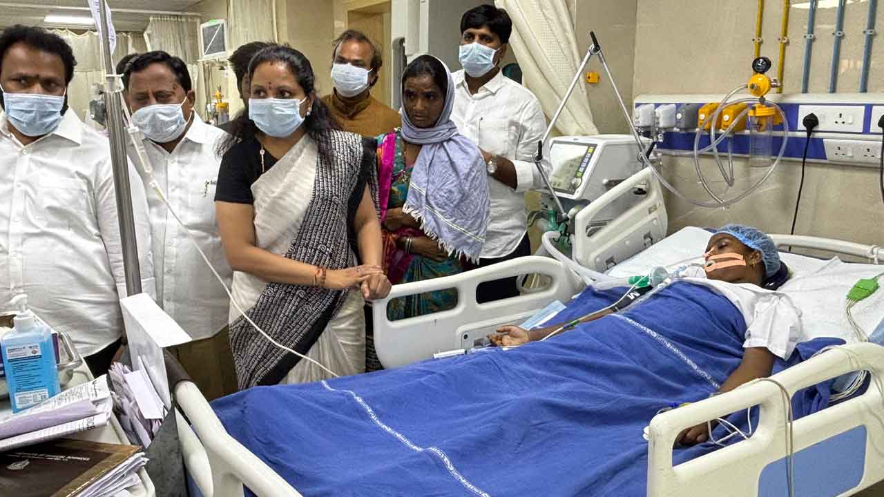 MLC Kavitha | విద్యార్థి శైలజను పరామర్శించిన ఎమ్మెల్సీ కవిత