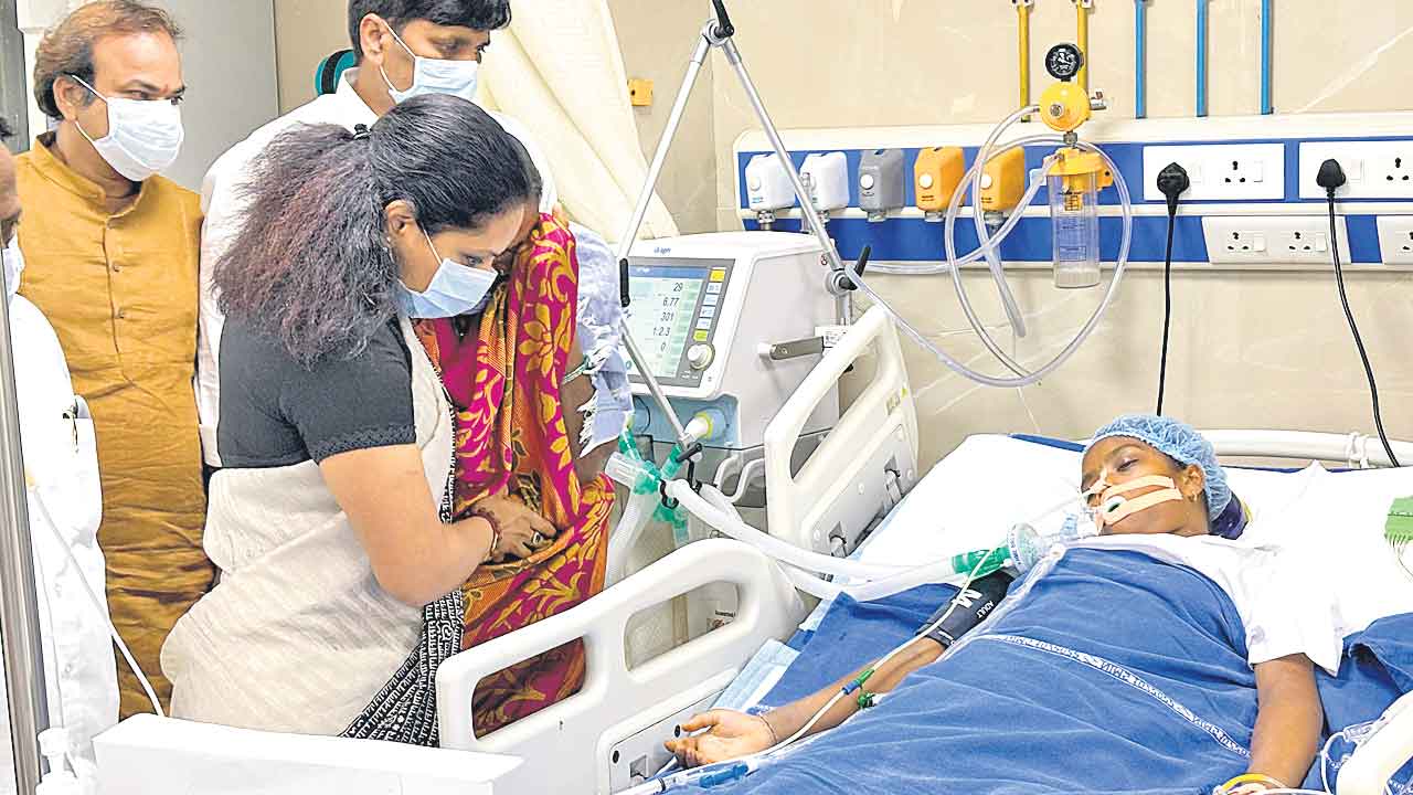 MLC Kavitha | పది రోజులకో ప్రాణం పోవాల్నా? కాంగ్రెస్ ప్ర‌భుత్వాన్ని ప్ర‌శ్నించిన ఎమ్మెల్సీ క‌విత‌