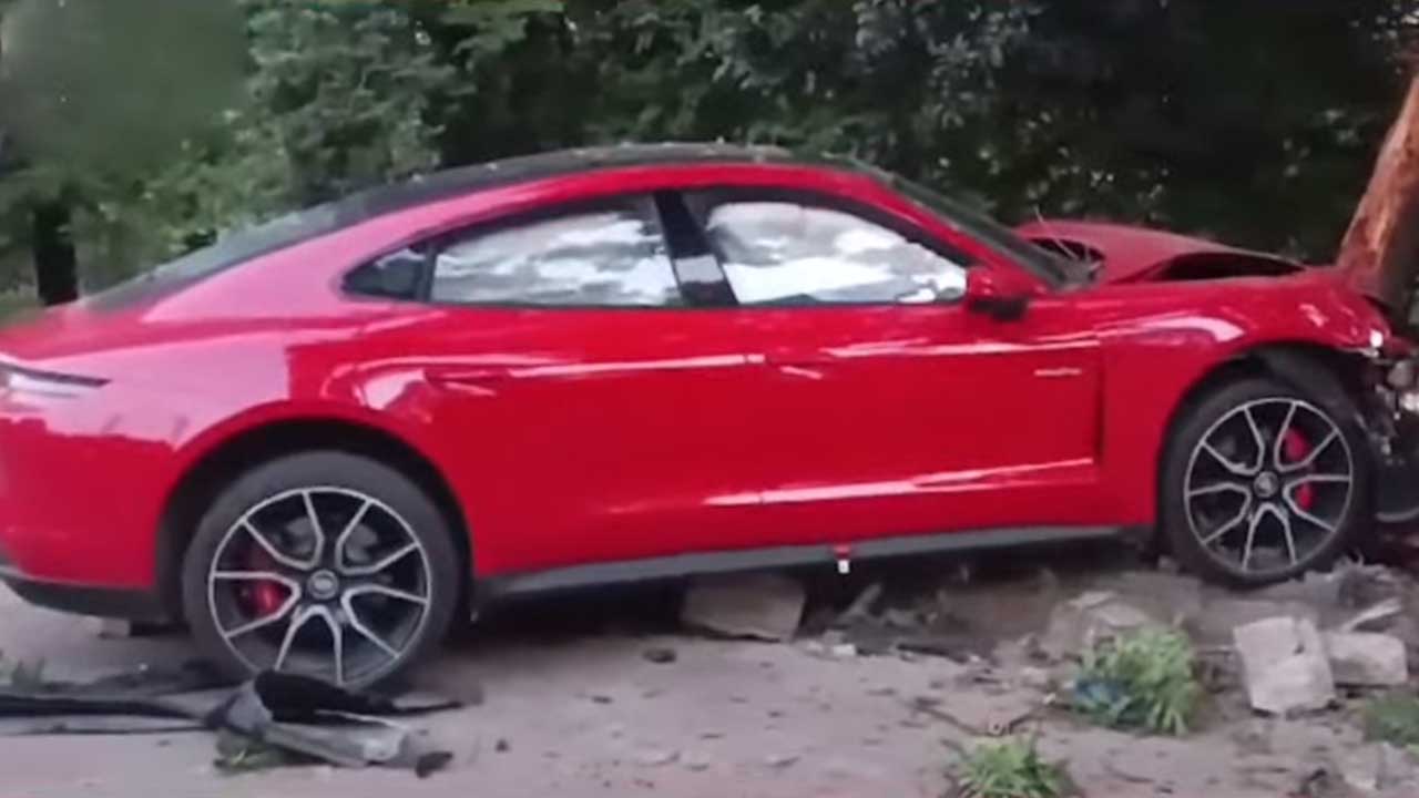 KBR Park | ఫుట్‌పాత్‌ను దాటుకొని గ్రిల్స్‌ను ఢీకొట్టి.. కేబీఆర్‌ పార్క్‌ వద్ద పోర్షే కారు బీభత్సం