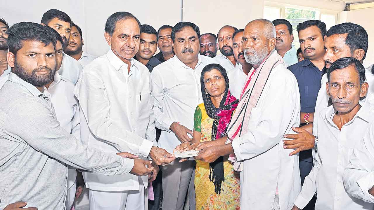 KCR | తిట్లు నేర్పుడా.. తిండి పెట్టుడా.. ప్రభుత్వం చేయాల్సిన పనేంటిది?: కేసీఆర్‌