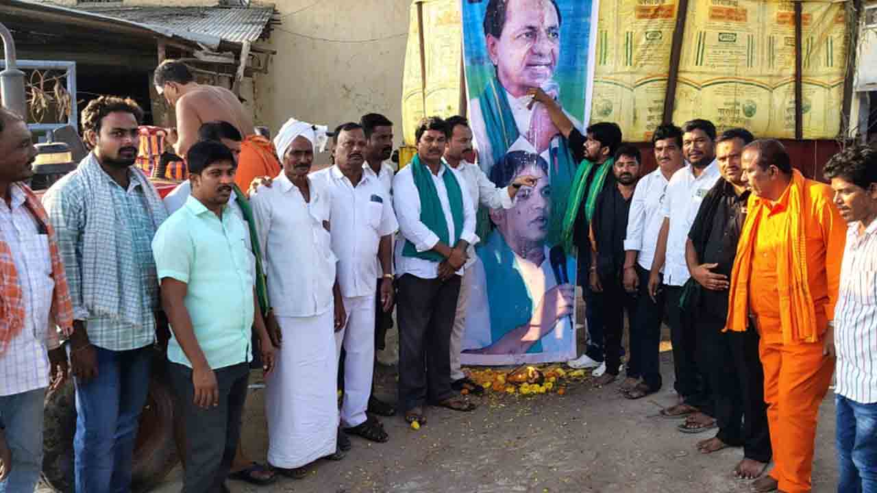 KCR | తెలంగాణ తొలి సీఎం కేసీఆర్‌ ఫ్లెక్సీకి రైతుల క్షీరాభిషేకం