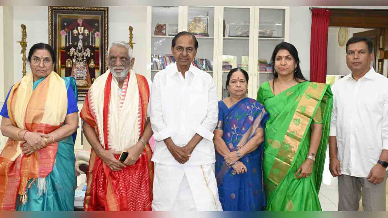 KCR | ప్రొఫెస‌ర్ శ్రీనివాస్ రెడ్డిని స‌న్మానించిన బీఆర్ఎస్ అధినేత కేసీఆర్