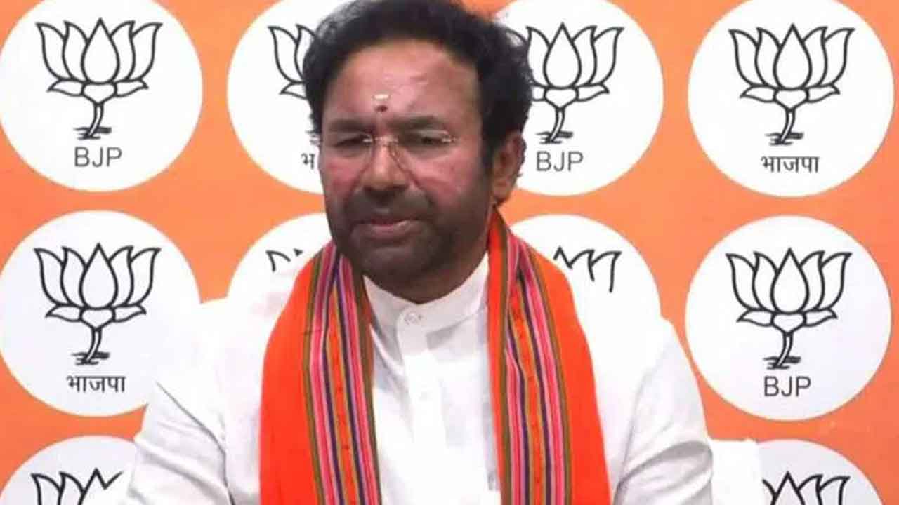 తిట్ల కన్నా పాలనపై దృష్టి పెట్టండి