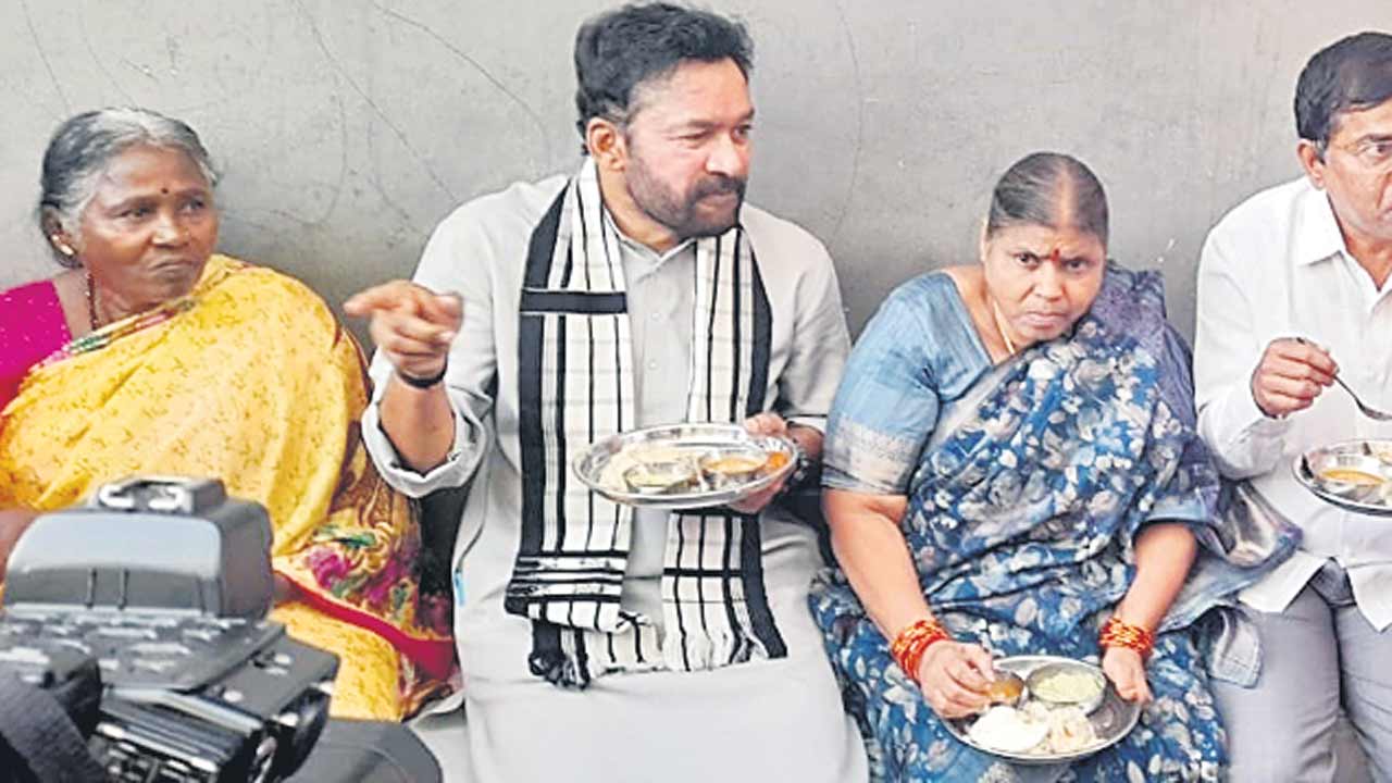 ఇండ్లు కూల్చడమే ఇందిరమ్మ రాజ్యమా?