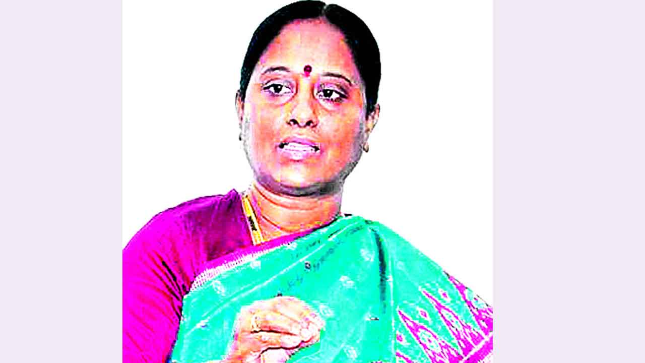 వివాదాల మంత్రి.. కొండా సురేఖ తీరుపై విమర్శలు