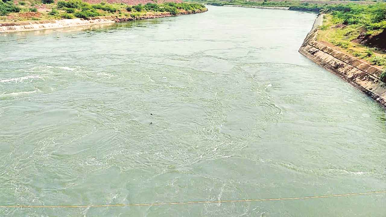 Srisailam | భారీగా నీటిని తరలిస్తున్న ఏపీ ప్రభుత్వం.. రెండు నెలల్లో శ్రీశైలం ఖాళీ!