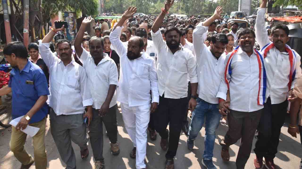 R Krishnaiah | కాంగ్రెస్‌ ప్రభుత్వానికి కాంట్రాక్టర్లపై ఉన్న ప్రేమ విద్యార్థులపై లేదు : ఆర్‌ కృష్ణయ్య