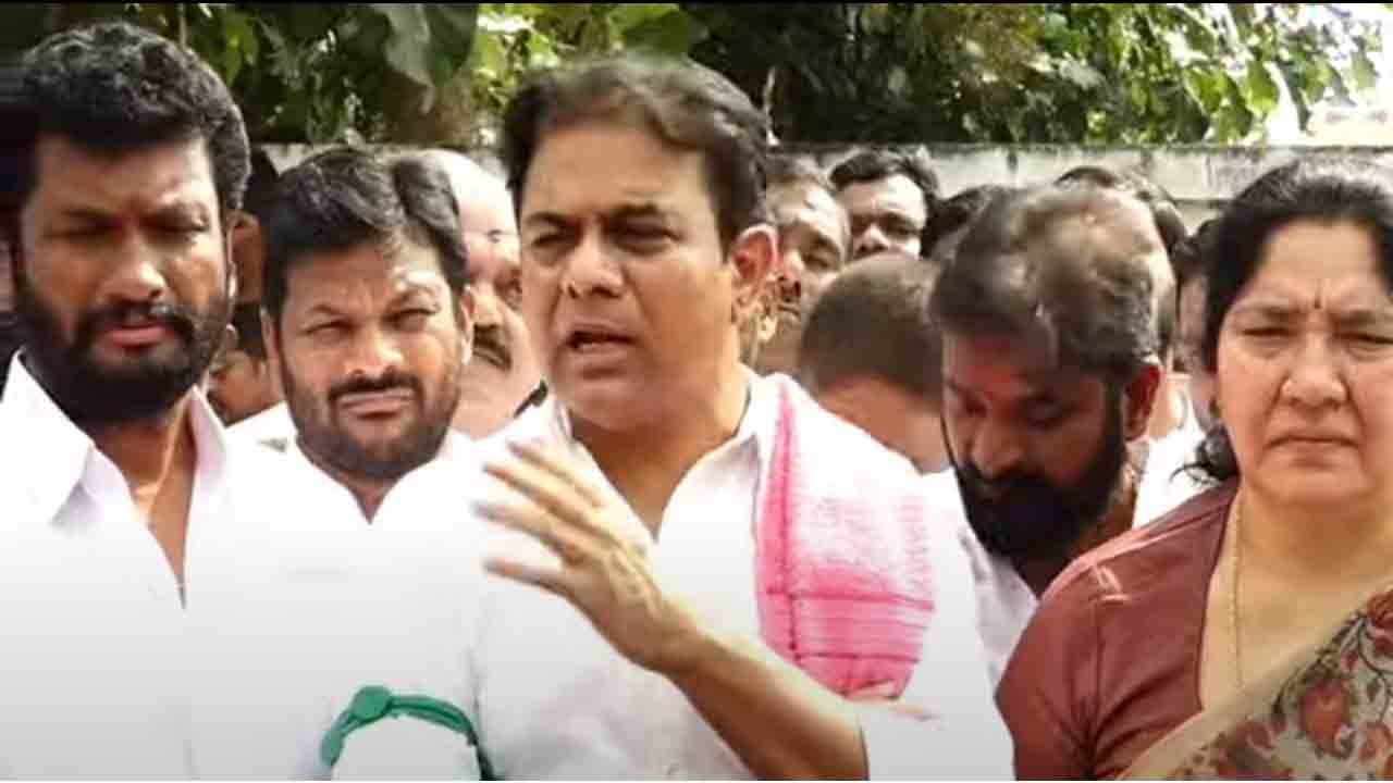 KTR | కాంగ్రెస్ కార్యకర్తలను వదిలేసి.. కేవలం బీఆర్ఎసోళ్లనే జైల్లో వేశారు : కేటీఆర్