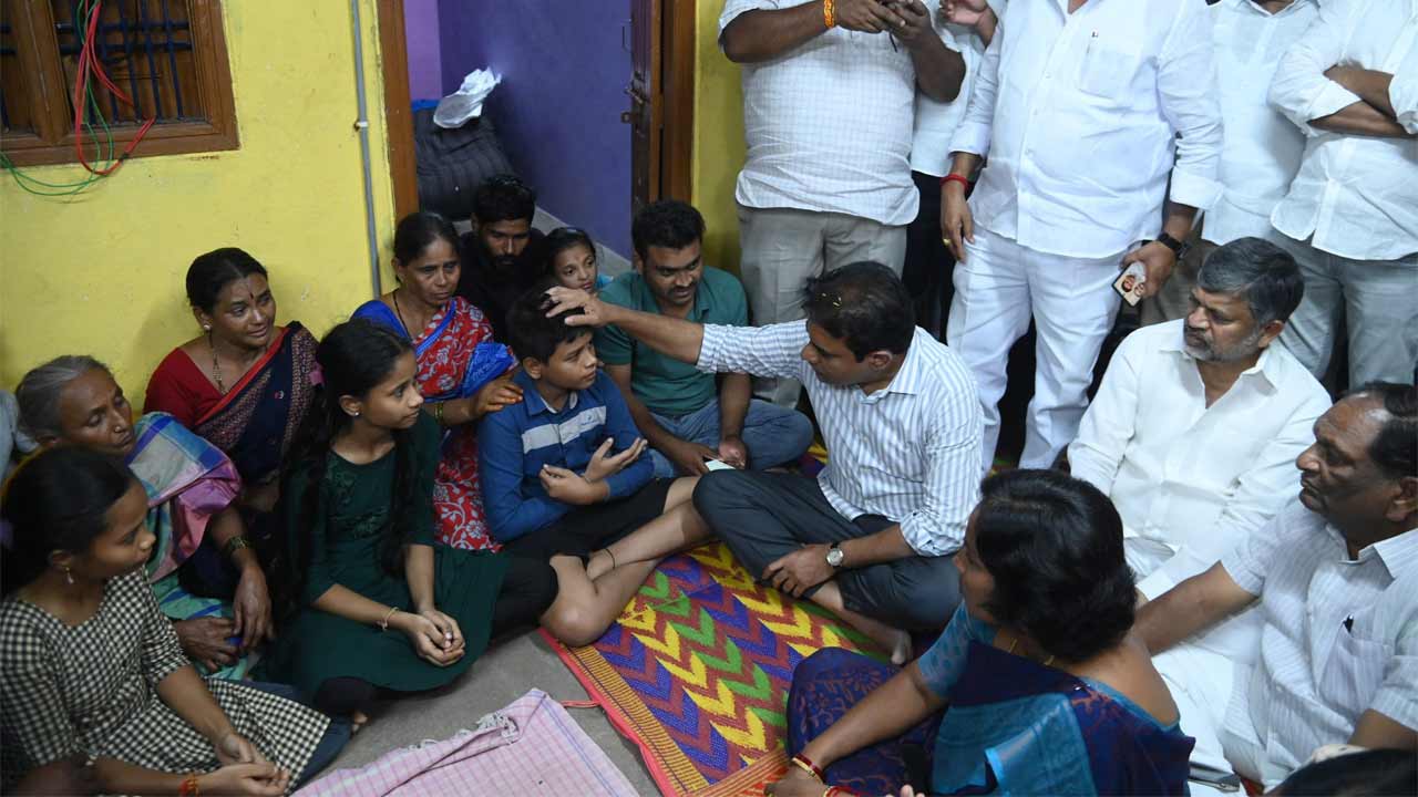 KTR | నేతన్న కుటుంబానికి కేటీఆర్‌ భరోసా.. పిల్లల చదువుకయ్యే ఖర్చు మొత్తం భరిస్తానని హామీ