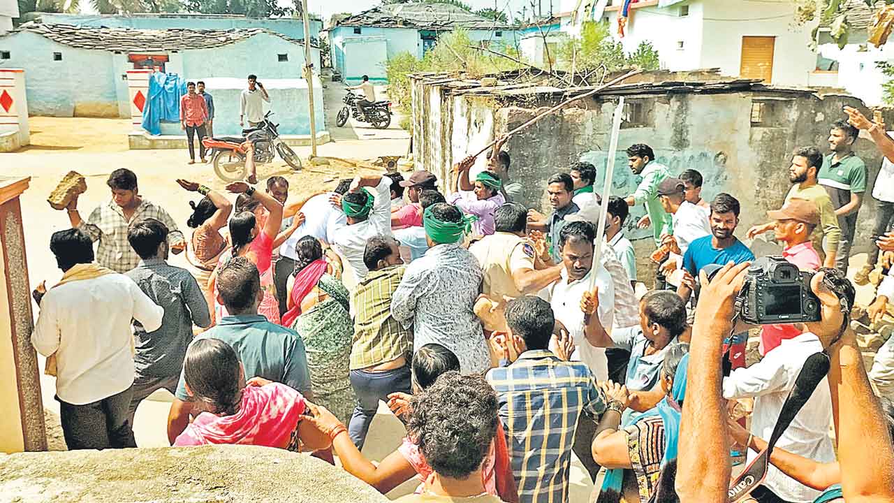 నోరు తెరిచిన పంజరంలా.. సర్కారే!