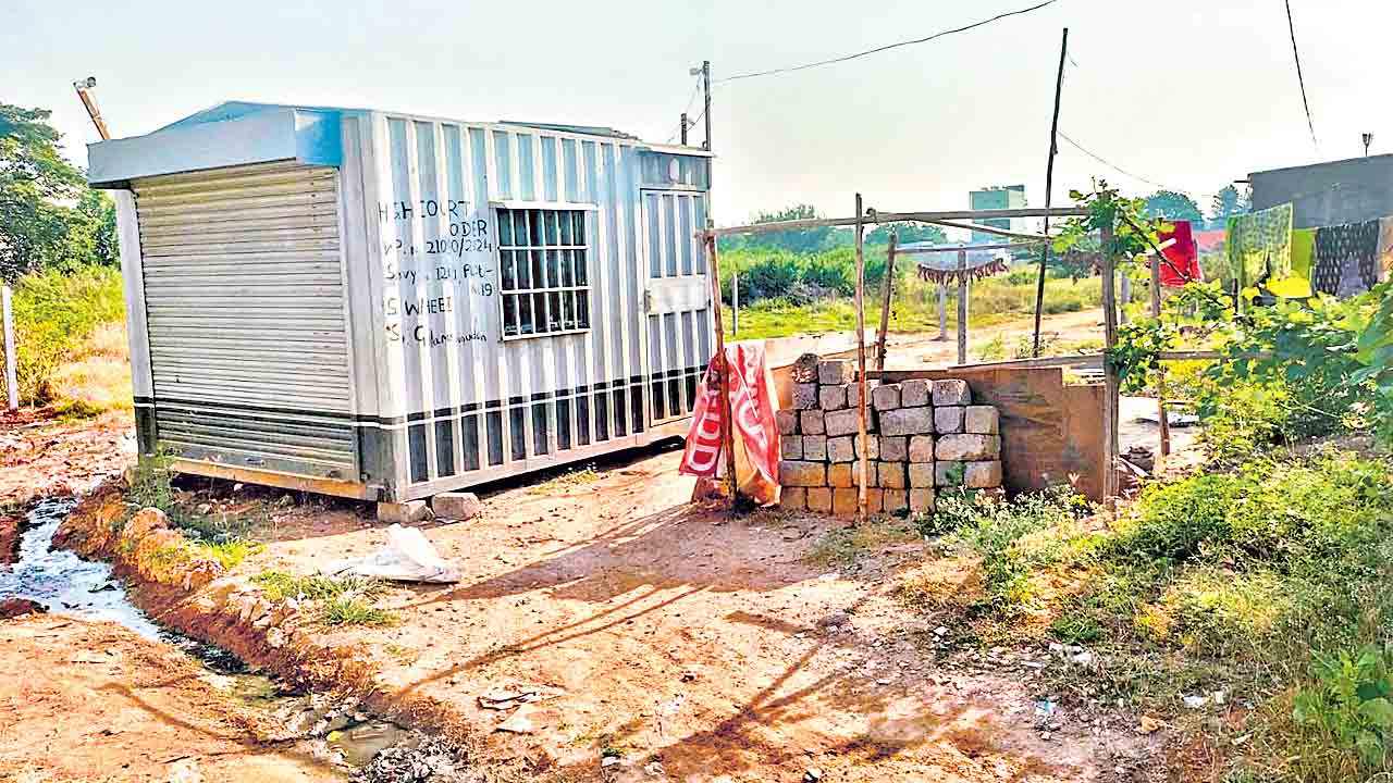 Land Grabbing | కంటైనర్ వేసి.. కడీలు పాతి.. డీ పోచంపల్లి 120లో యధేచ్ఛగా భూ ఆక్రమణలు