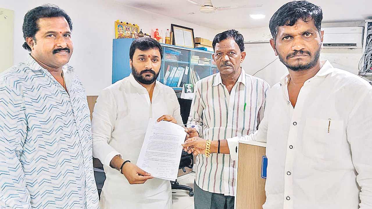 ఎంపీ చామలపై బీఆర్‌ఎస్‌ నాయకుల ఫిర్యాదు