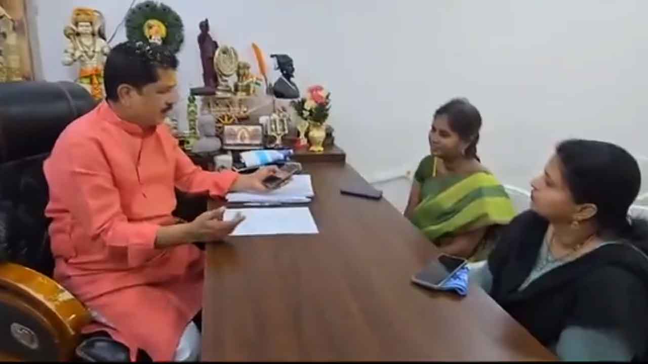 MLA Madhavaram | సర్వే అధికారులకు ఝలక్ ఇచ్చిన ఎమ్మెల్యే మాధవరం : వీడియో