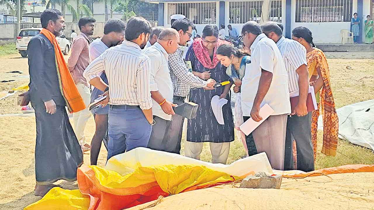 మిల్లర్లు సన్నాలు కొంటలేరు