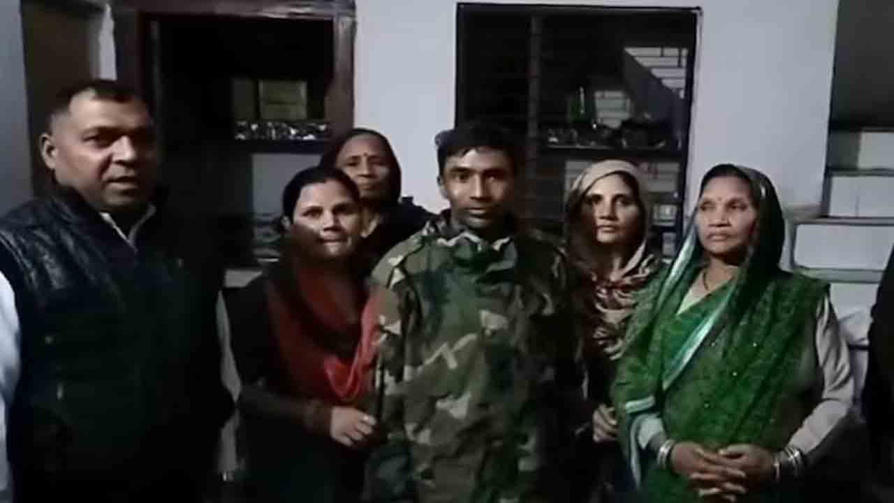 man reunites with family | 8 ఏళ్ల బాలుడు కిడ్నాప్.. 31 ఏళ్ల తర్వాత కుటుంబంతో   కలయిక