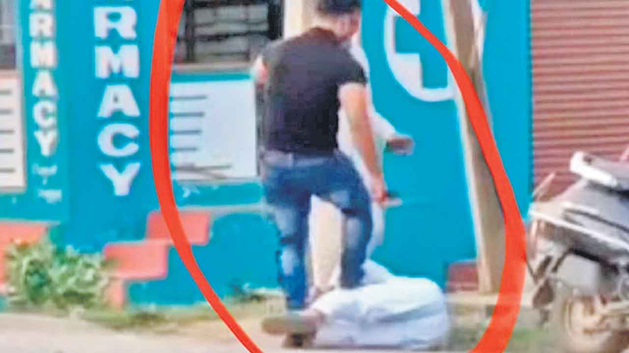 Nizamabad | నిజామాబాద్‌ మేయర్‌ భర్తపై దాడి.. కింద పడేసి తన్ని.. సుత్తెతో కొట్టిన ఆటోడ్రైవర్‌