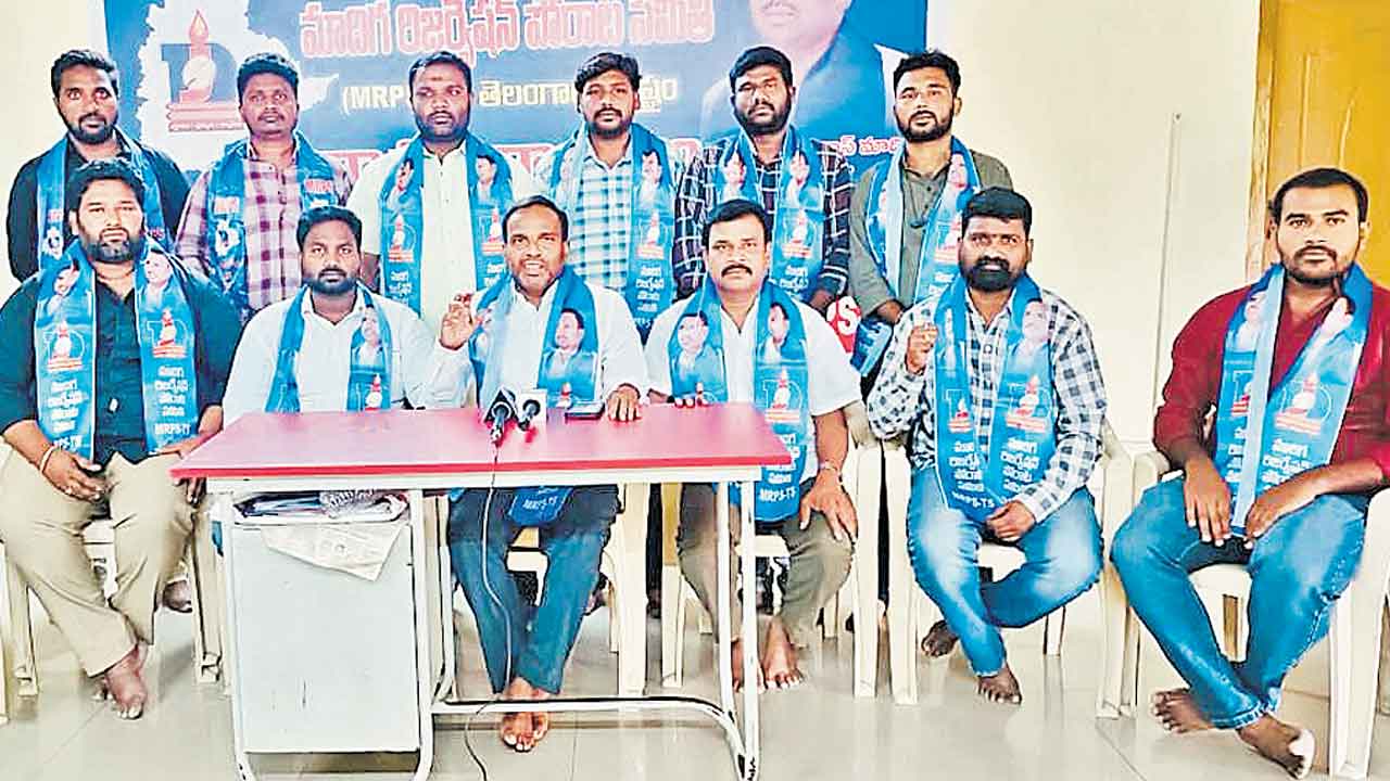 పారిశుధ్య కార్మికులకు ఇండ్లు ఇవ్వాలి