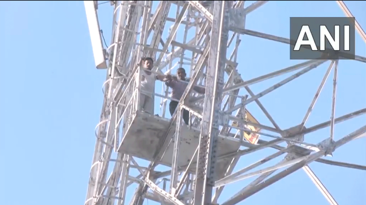 Rajasthan: మొబైల్ ట‌వ‌ర్‌పైనే కొన‌సాగుతున్న నిర‌స‌న‌..  ఇద్ద‌ర్ని కిందకు దించేందుకు ప్ర‌య‌త్నాలు