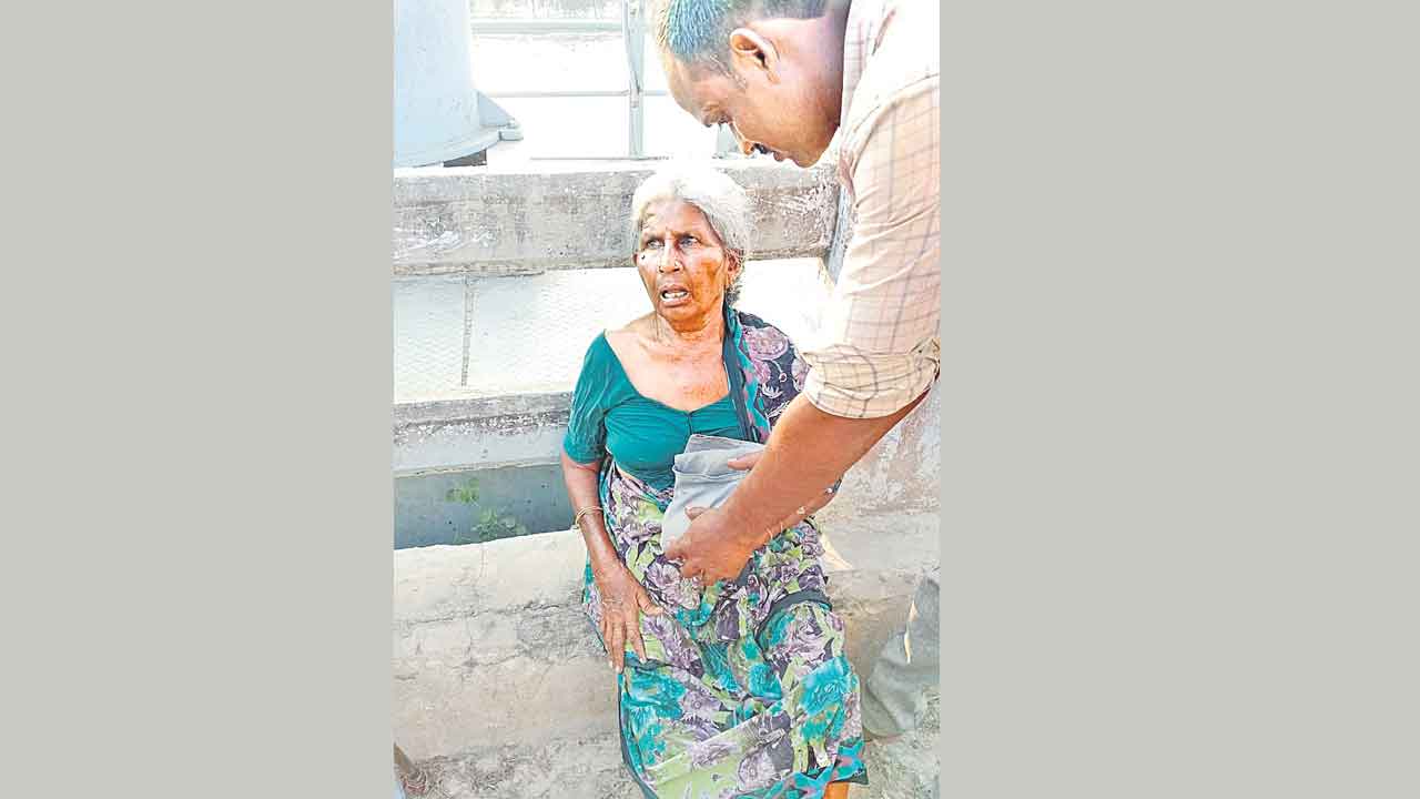 కుమారులు అన్నం పెట్టడం లేదని..