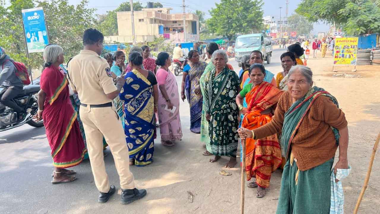 Narayanpet | నారాయణపేట జిల్లాలో పింఛన్‌ కోసం రోడ్డెక్కిన వృద్ధులు