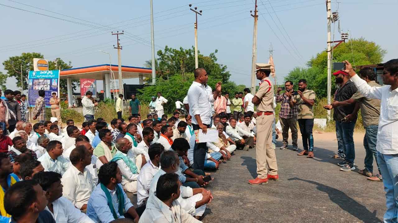 Nirmal | నిర్మల్ జిల్లాలో రైతుల ఆందోళన.. ధాన్యం కొనుగోళ్లు చేపట్టాలని రోడ్డుపై బైఠాయింపు