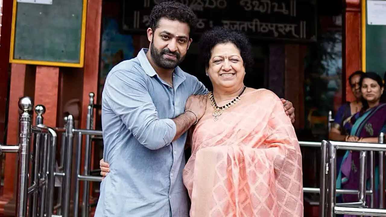 NTR | అమ్మ అందుకే బయటకి రావడానికి ఇష్టపడదు: ఎన్టీఆర్‌