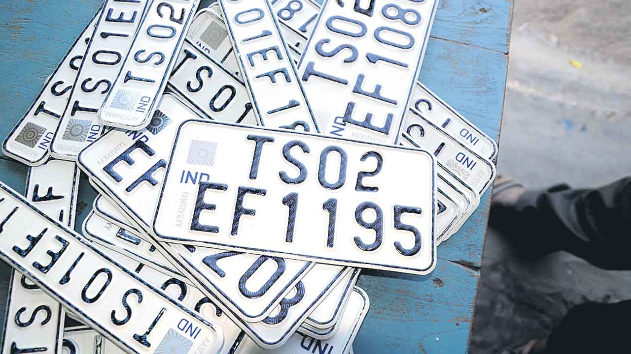 వాహన రిజిస్ట్రేషన్‌ మార్పిడికి తంటాలు!