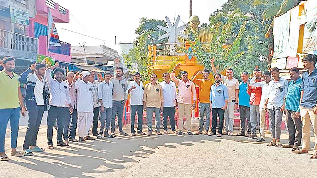 లగచర్ల గిరిజన రైతులను వేధించొద్దు