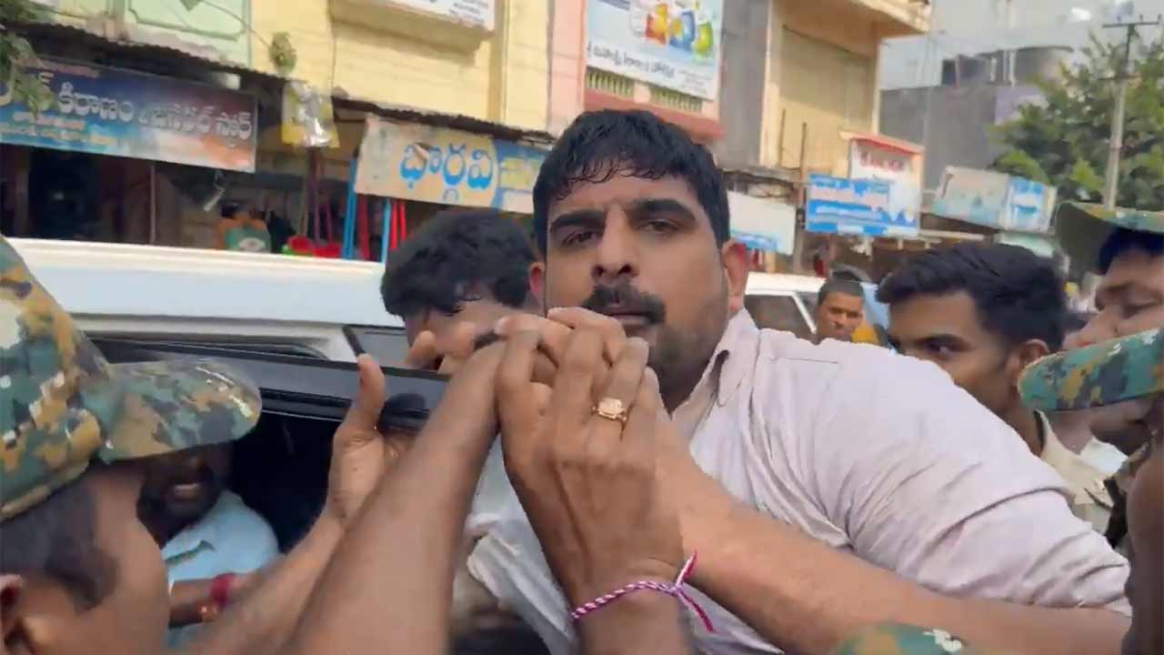 Padi Kaushik Reddy | పోలీసుల దాడిలో గాయపడ్డ పాడి కౌశిక్‌ రెడ్డికి హరీశ్‌రావు ఫోన్‌.. అండగా ఉంటామని భరోసా