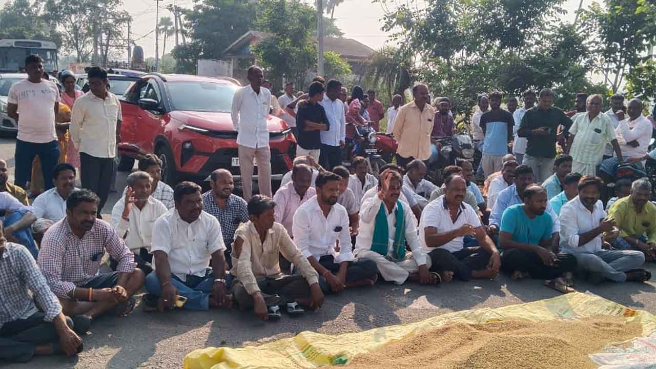 Siricilla | ధాన్యం కొనుగోలు చేయాలని రోడ్డెక్కిన రైతులు
