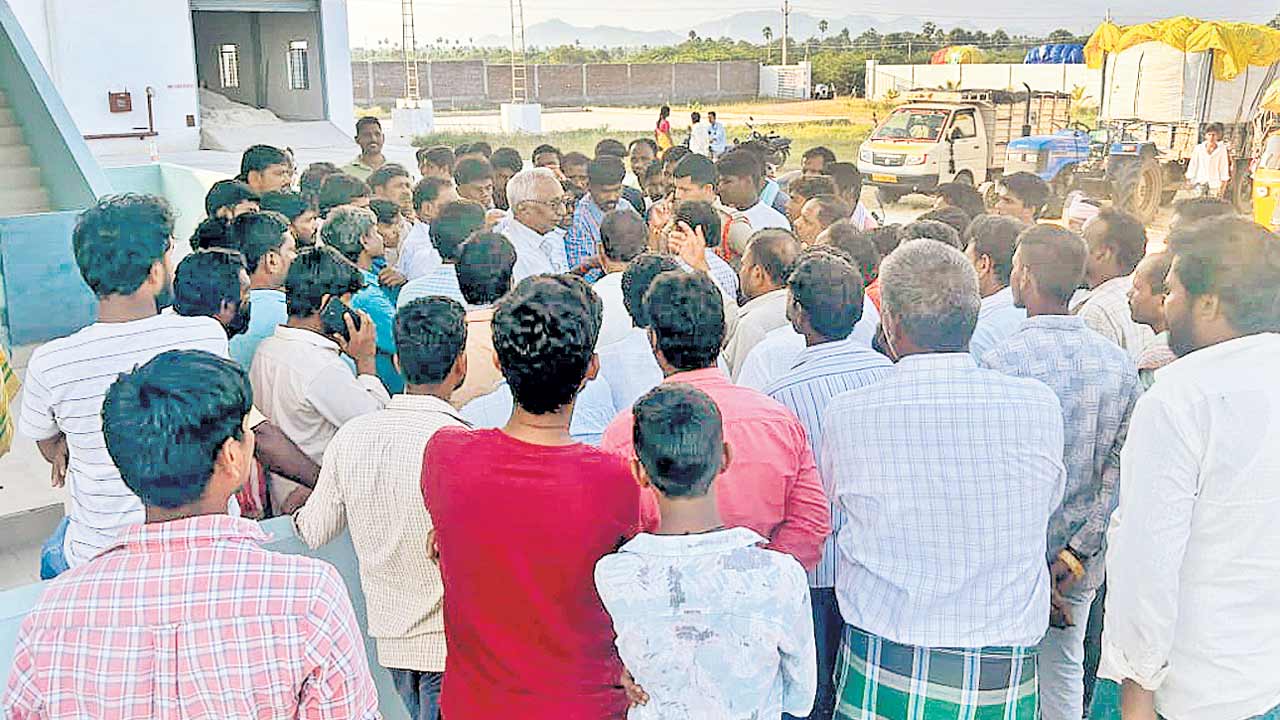 పత్తి కొంటరా.. కొనరా?