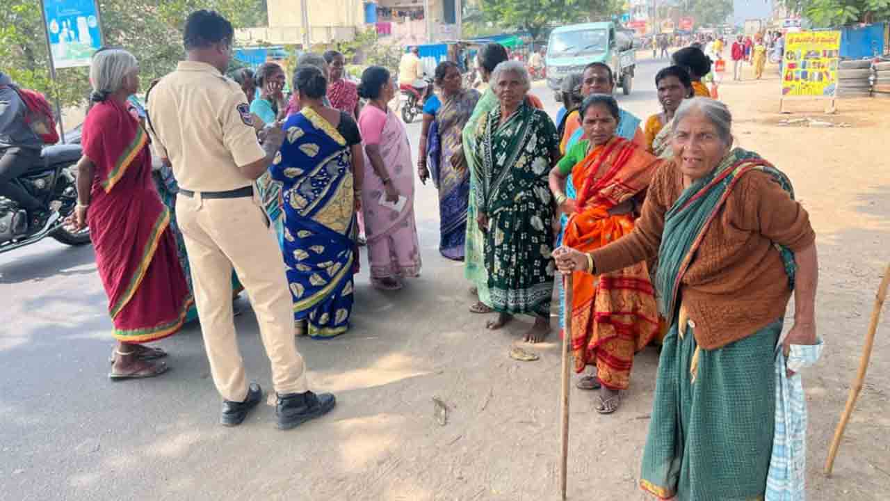 Pensions | ఉమ్మ‌డి పాల‌మూరు జిల్లాలో పింఛన్‌ కోసం రోడ్డెక్కిన వృద్ధులు